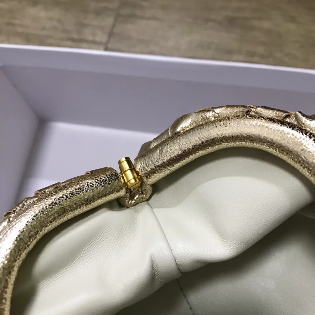 Batch 1260 Real shot 👇The pouch cloud bag is the first series designed by former Celine designer Daniel Lee after joining BV. The upper body is extremely ecstatic ~ fashionable and classy ~ elegant and concise, lazy and intellectual size: 23*13*8 [Little cloud woven small grid#]